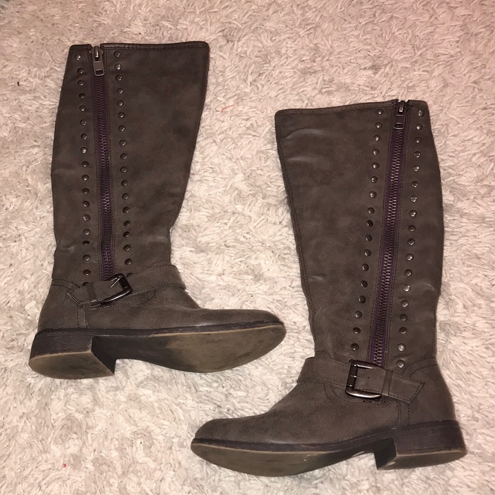 Grey boots with a purple zipper